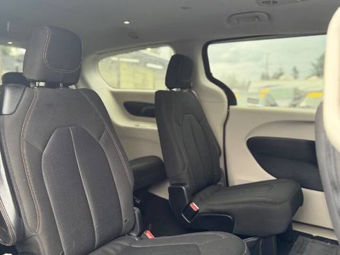 Used 2017 Chrysler Pacifica Touring image 7