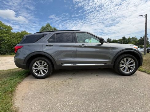 Used 2023 Ford Explorer XLT w/ Equipment Group 202A AWD/4WD image 2