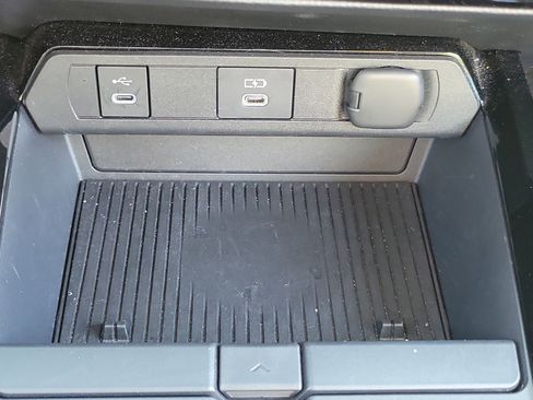 Used 2025 Toyota Prius XLE image 25