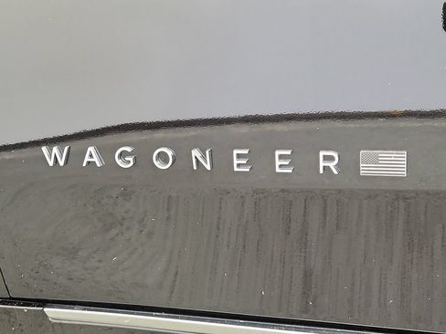 Used 2024 Jeep Wagoneer Series III w/ Premium Group I AWD/4WD image 8