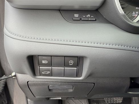 Used 2023 Toyota Highlander XLE image 26