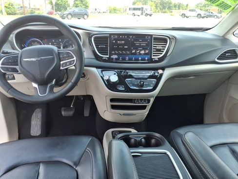 Used 2023 Chrysler Pacifica Touring-L FWD image 10