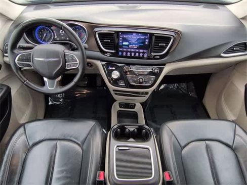 Used 2018 Chrysler Pacifica Touring-L Plus w/ Tire & Wheel Group image 15