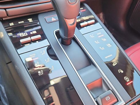 Certified 2025 Porsche Macan image 14