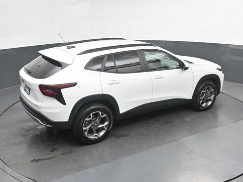 Used 2025 Chevrolet Trax LT FWD image 29