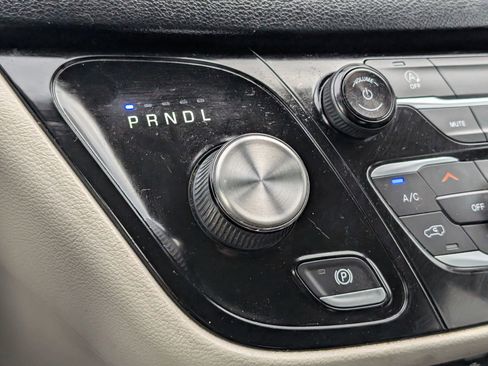 Used 2020 Chrysler Voyager Lxi image 15