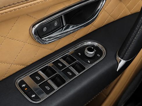 Used 2017 Bentley Bentayga AWD/4WD image 35