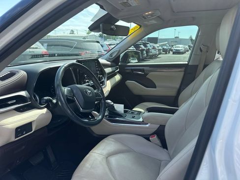 Used 2021 Toyota Highlander Limited FWD image 9