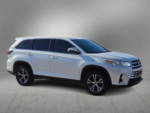 Used 2019 Toyota Highlander LE image 2