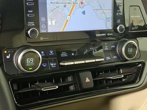 Used 2020 Toyota Highlander XLE AWD/4WD image 18
