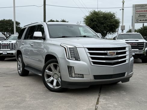 Used 2016 Cadillac Escalade Luxury RWD image 2