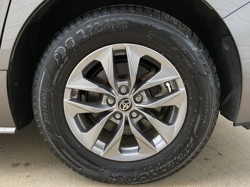 Used 2024 Toyota Sienna LE FWD image 8