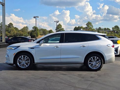 Used 2023 Buick Enclave Essence w/ Experience Buick Package FWD image 2