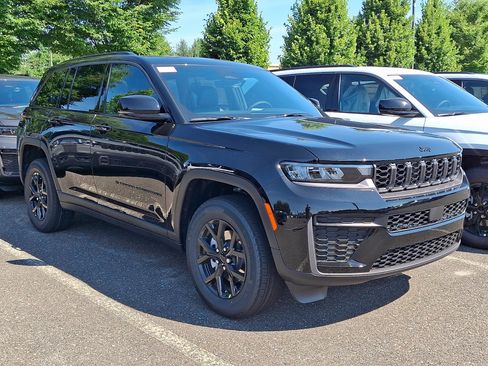New 2026 Jeep Grand Cherokee Altitude AWD/4WD image 3