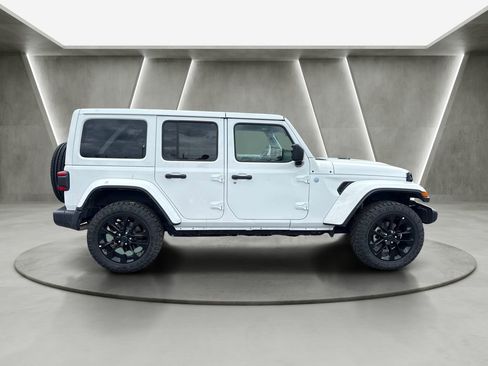 Used 2024 Jeep Wrangler Unlimited Sahara AWD/4WD image 5