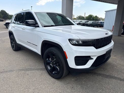 Used 2023 Jeep Grand Cherokee Altitude AWD/4WD image 5