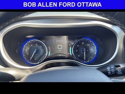 Used 2025 Chrysler Pacifica Select FWD image 11