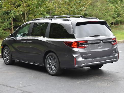 New 2026 Honda Odyssey Touring image 5
