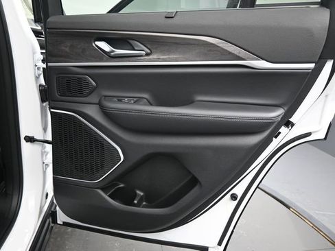 New 2025 Jeep Grand Cherokee Limited w/ Luxury Tech Group II AWD/4WD image 16