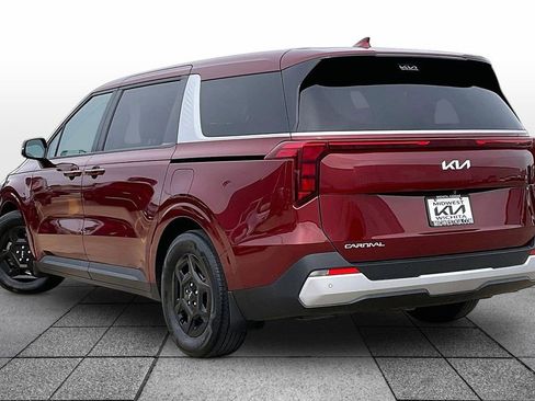 Used 2025 Kia Carnival image 11