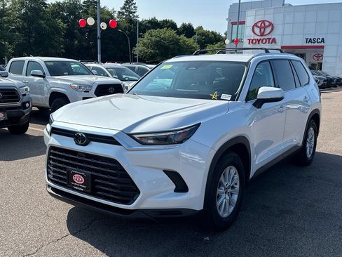 Used 2024 Toyota Grand Highlander AWD image 3