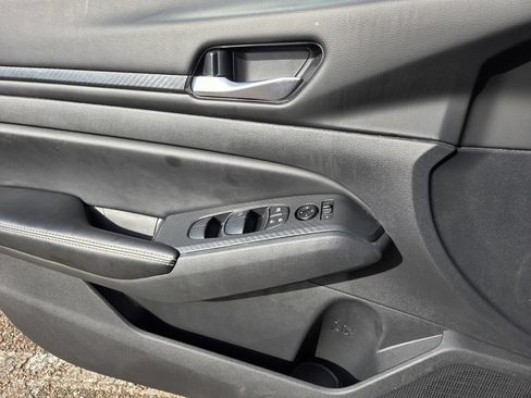 Used 2025 Nissan Altima 2.5 SV FWD image 16