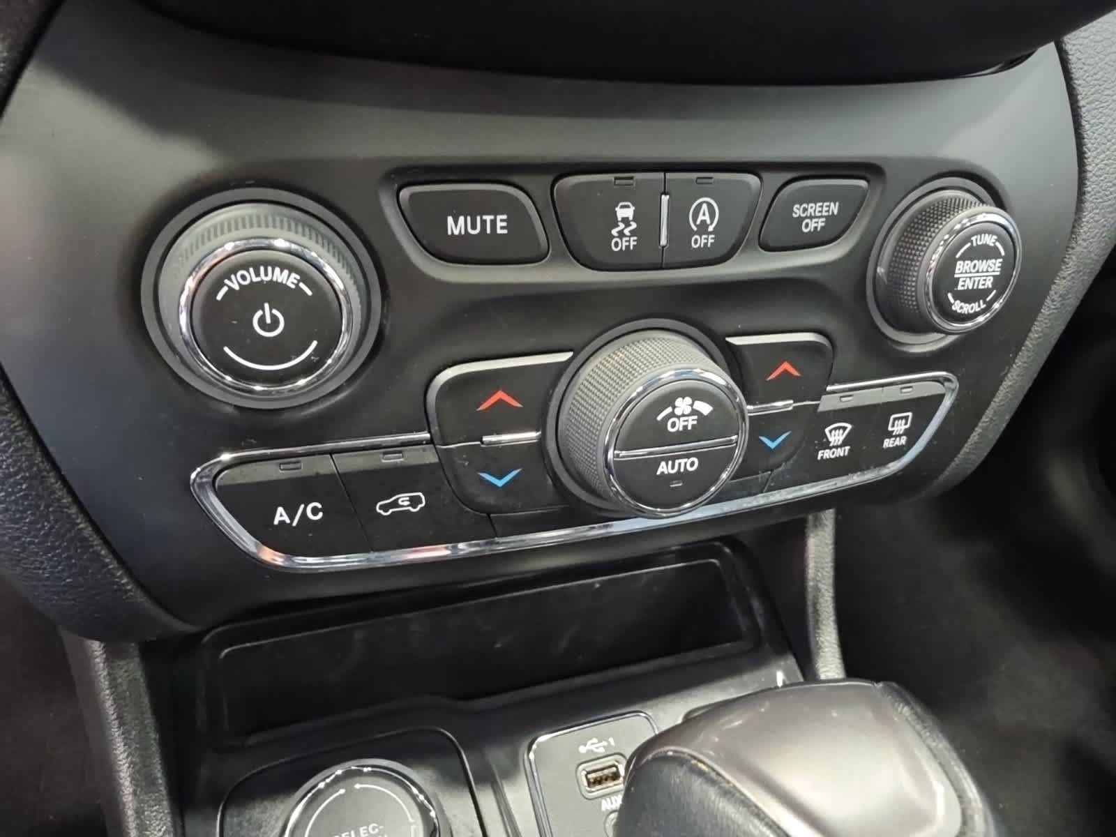 Used 2021 Jeep Cherokee Limited w/ Trailer Tow Group AWD/4WD image 25