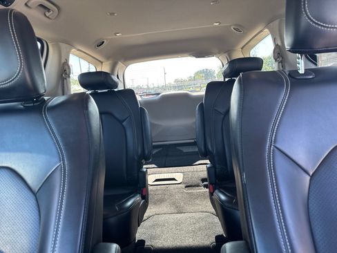 Used 2023 Chrysler Pacifica Touring-L FWD image 23