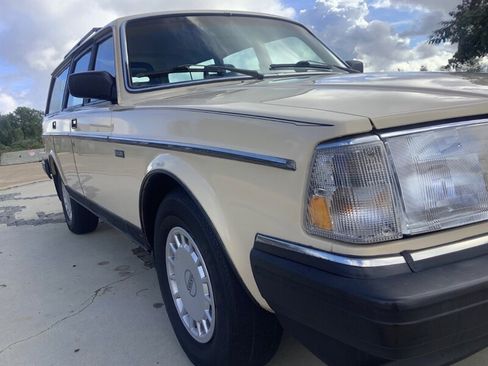 Used 1987 Volvo 240 DL image 11
