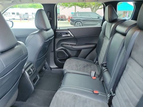 Used 2024 Mitsubishi Outlander SE image 16