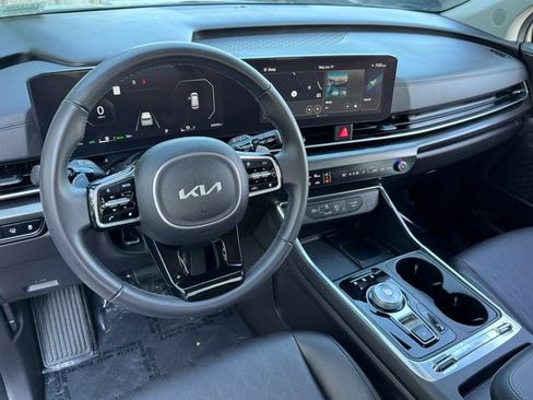 Used 2025 Kia Carnival SX w/ SX Dark Edition Package FWD image 3