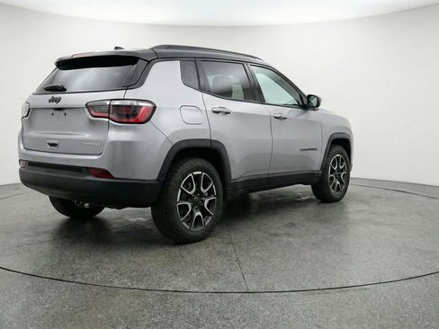 Used 2025 Jeep Compass Trailhawk AWD/4WD image 9