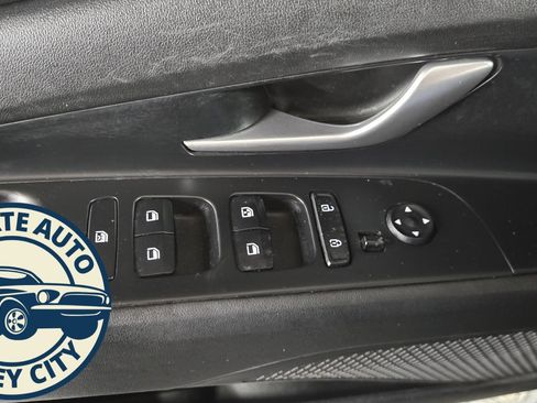 Used 2023 Hyundai Elantra Limited w/ Preferred Accessory Package image 22