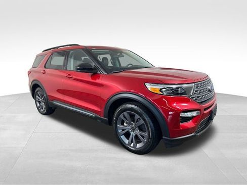Used 2024 Ford Explorer XLT w/ Equipment Group 202A AWD/4WD image 8