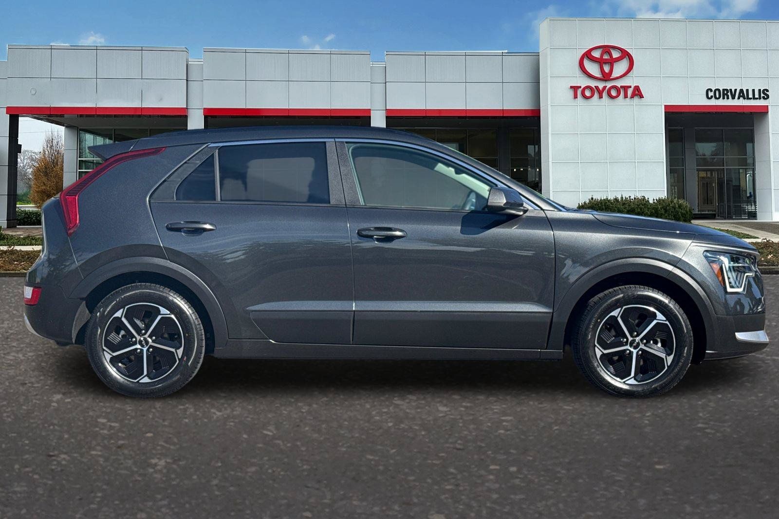 Used 2025 Kia Niro LX FWD image 3