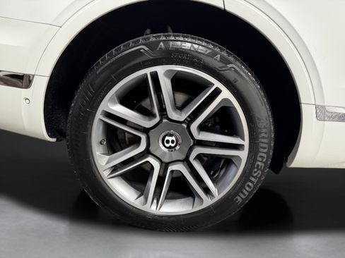 Used 2018 Bentley Bentayga AWD/4WD image 50