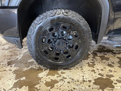Used 2022 GMC Sierra 2500 AT4 w/ AT4 Premium Plus Package AWD/4WD image 11