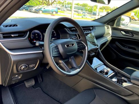 New 2025 Jeep Grand Cherokee Laredo image 8