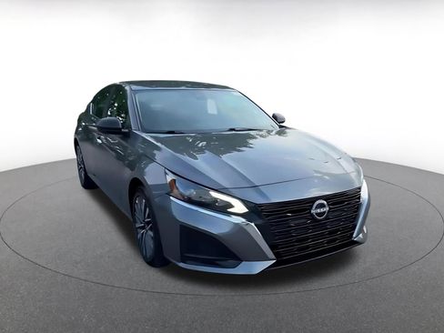 Used 2025 Nissan Altima 2.5 SV FWD image 3