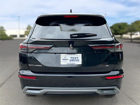 New 2025 Mitsubishi Outlander SE image 6