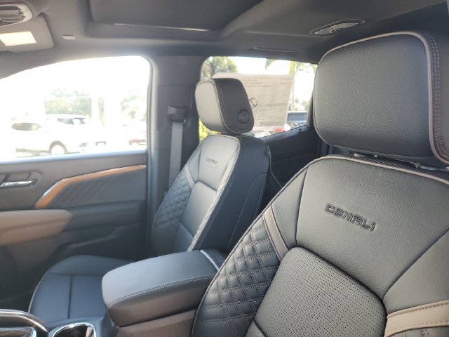 New 2026 GMC Canyon Denali w/ LPO, Denali Black Edition AWD/4WD image 8