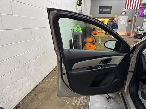 Used 2014 Chevrolet Cruze LS image 8