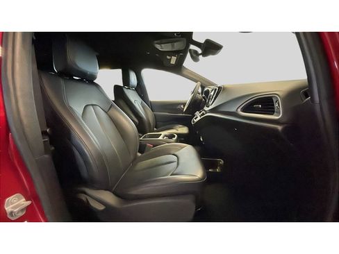 Used 2025 Chrysler Pacifica Select image 18