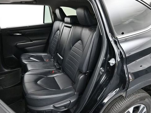 Used 2024 Toyota Highlander XLE AWD/4WD image 29