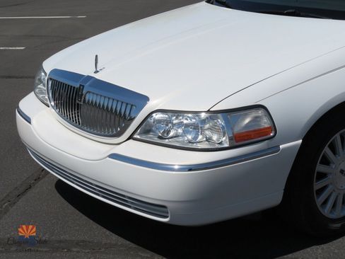 Used 2003 Lincoln Town Car Executive image 36