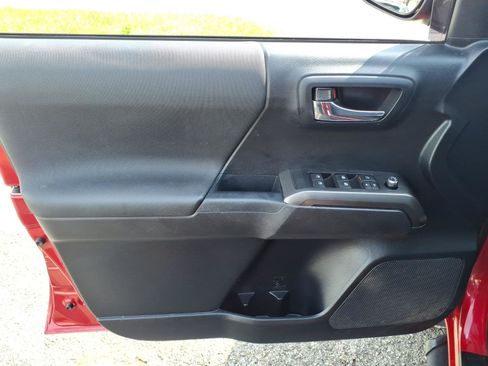 Used 2018 Toyota Tacoma TRD Sport AWD/4WD image 23