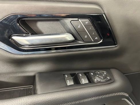 Used 2025 GMC Yukon XL Denali w/ Denali Reserve Package image 23