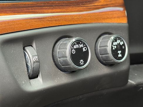 Used 2017 Cadillac Escalade Premium Luxury AWD/4WD image 28