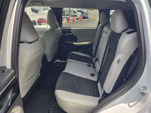 Used 2025 Mitsubishi Outlander SE FWD image 11