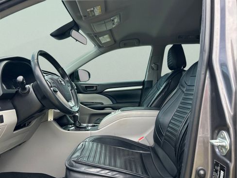 Used 2019 Toyota Highlander Plus FWD image 9